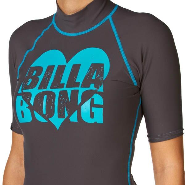 ! alt : fd643b72-427f-4316-b813-490e73e95cbd ! title : Billabong-Love-SS-grey-blue-detail.jpg ! desc : ! caption :