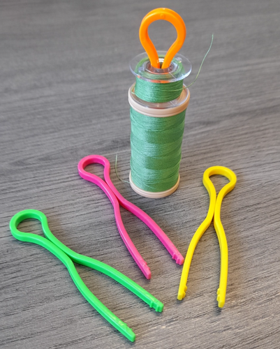Bobbin clip in 4 colours - keep your bobbin with thread