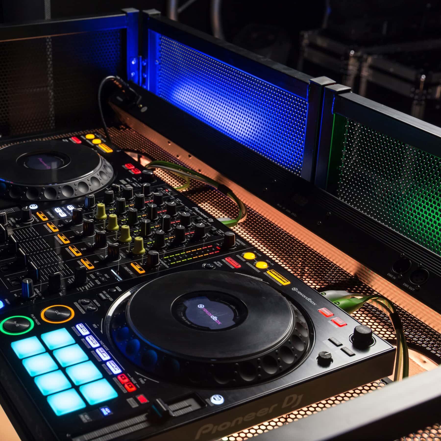 BoomToneDJ DJ Desk White with DDJ-FLX10