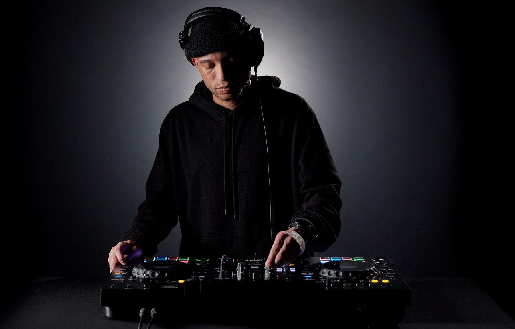 Pioneer DJ XDJ-RX3 lifestyle image 1