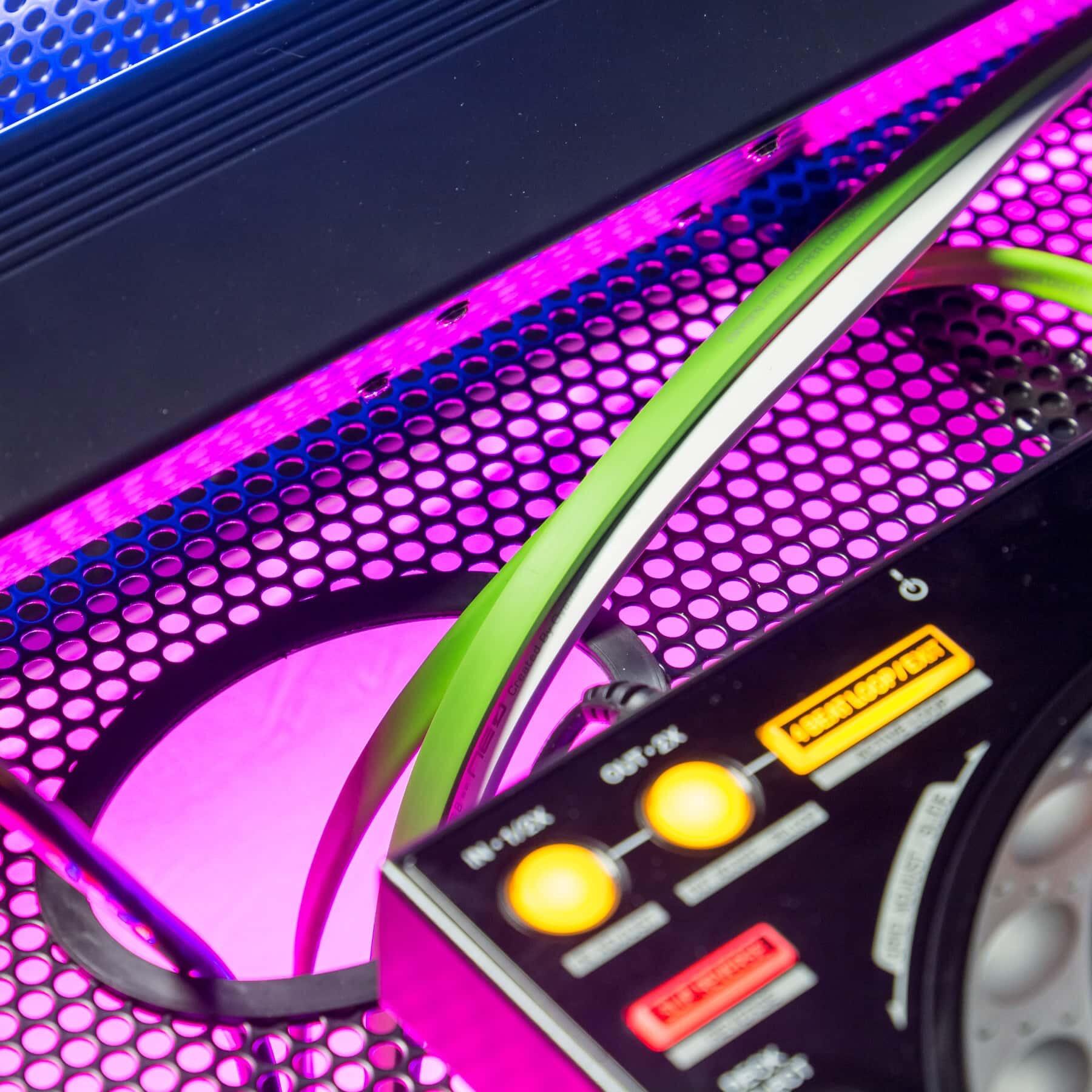 BoomToneDJ DJ Desk White DDJ cables