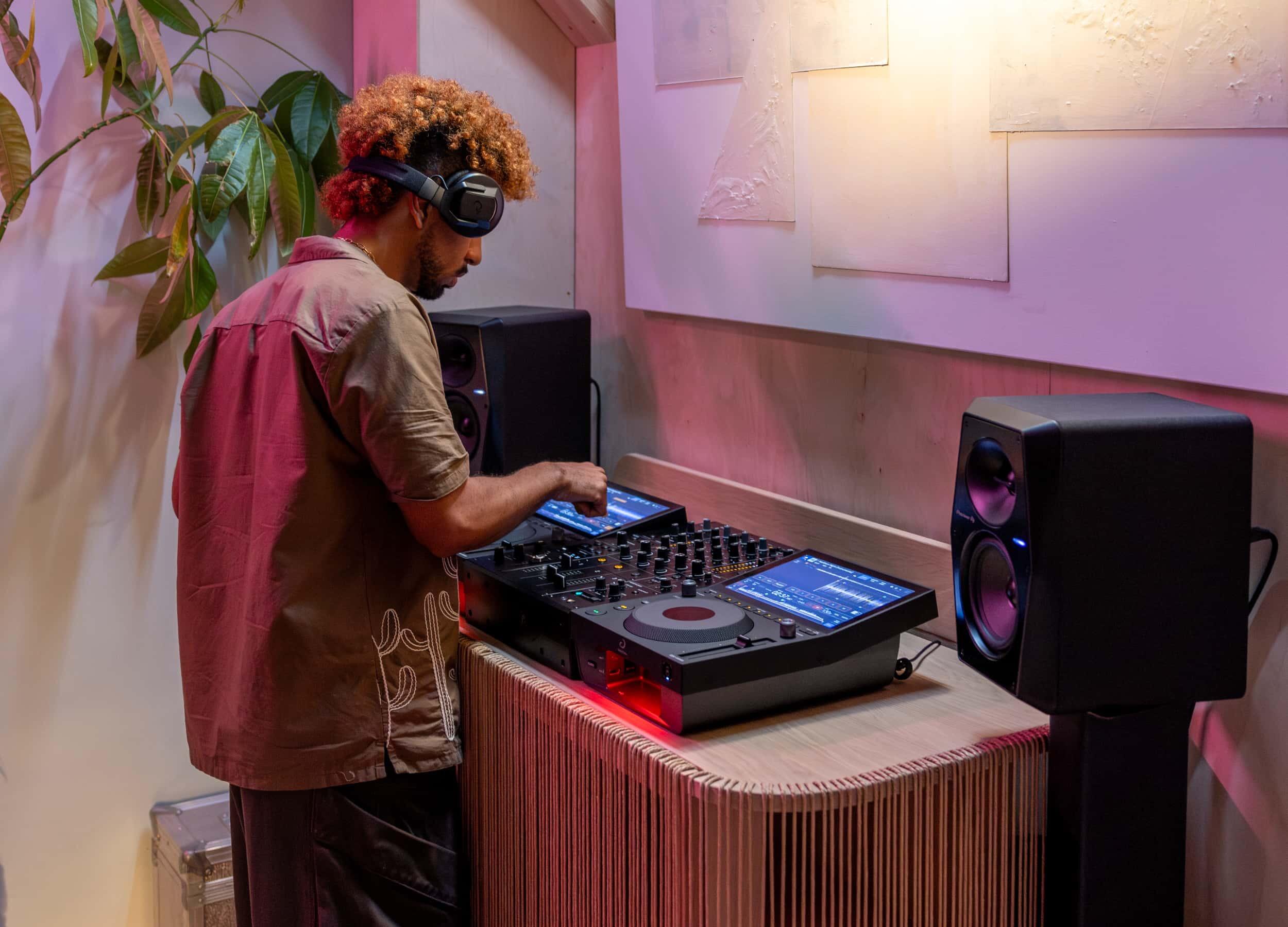 AlphaTheta CDJ-1500X & DJM-V5 package lifestyle image