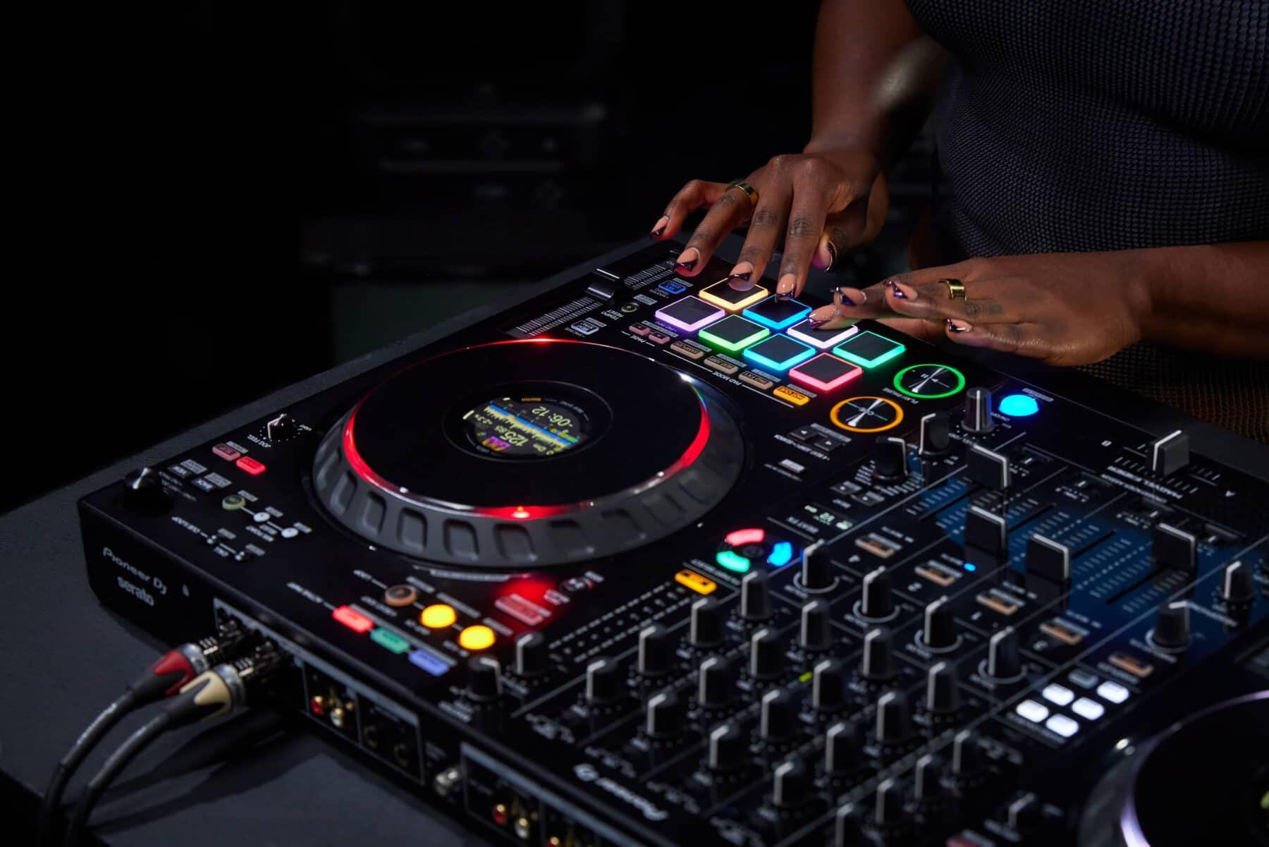 Pioneer DJ DDJ-FLX10 lifestyle image 4