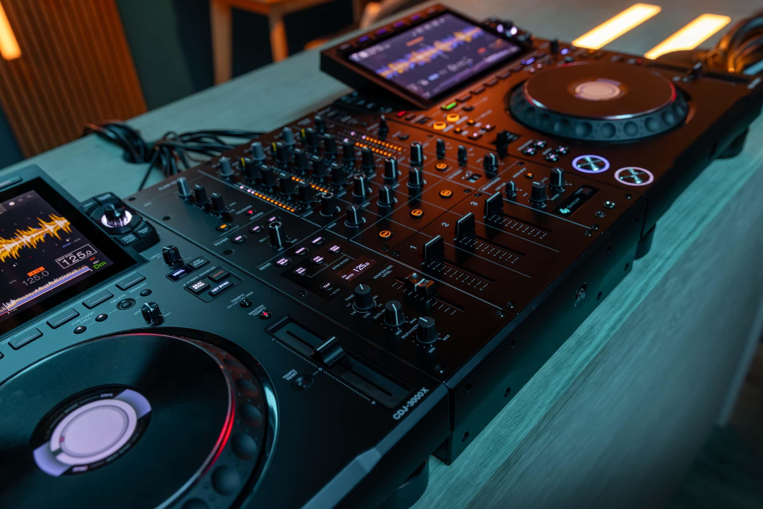 AlphaTheta DJM-V5 lifestyle image 1