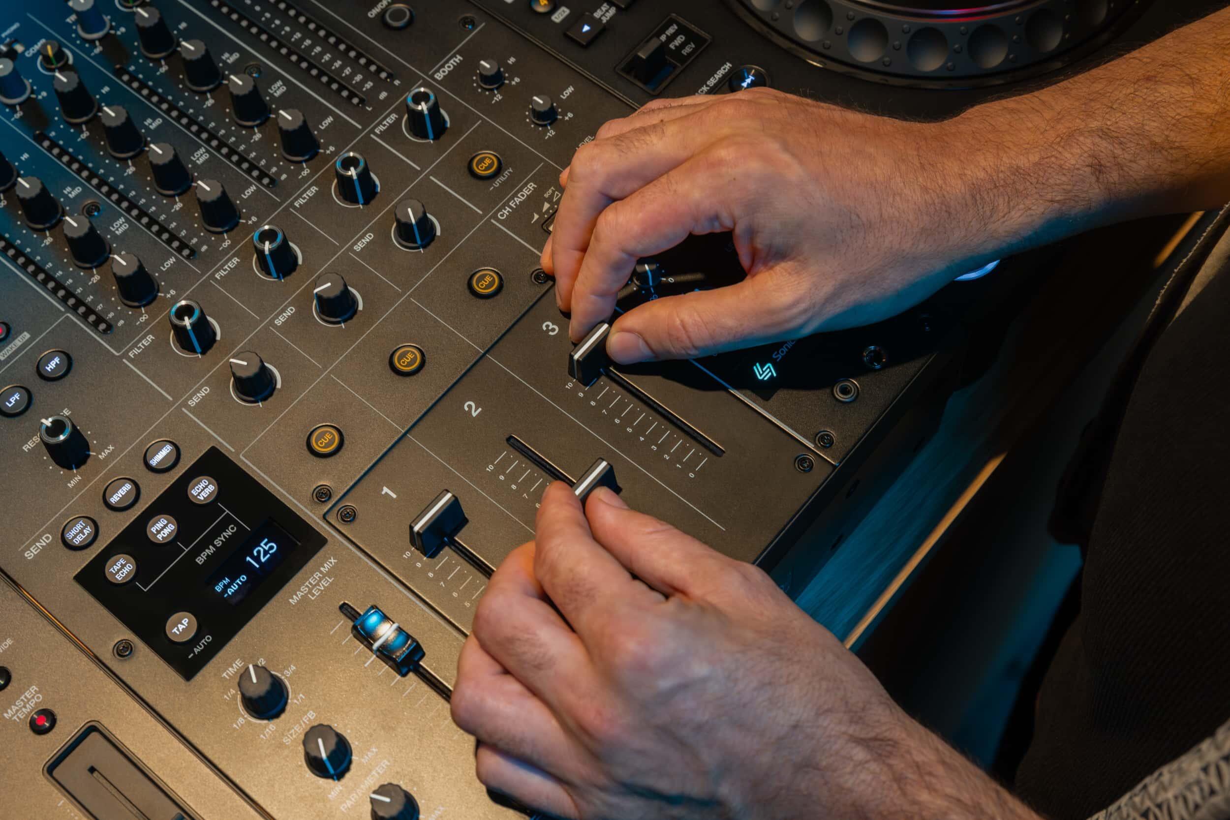 AlphaTheta DJM-V5 lifestyle image 3