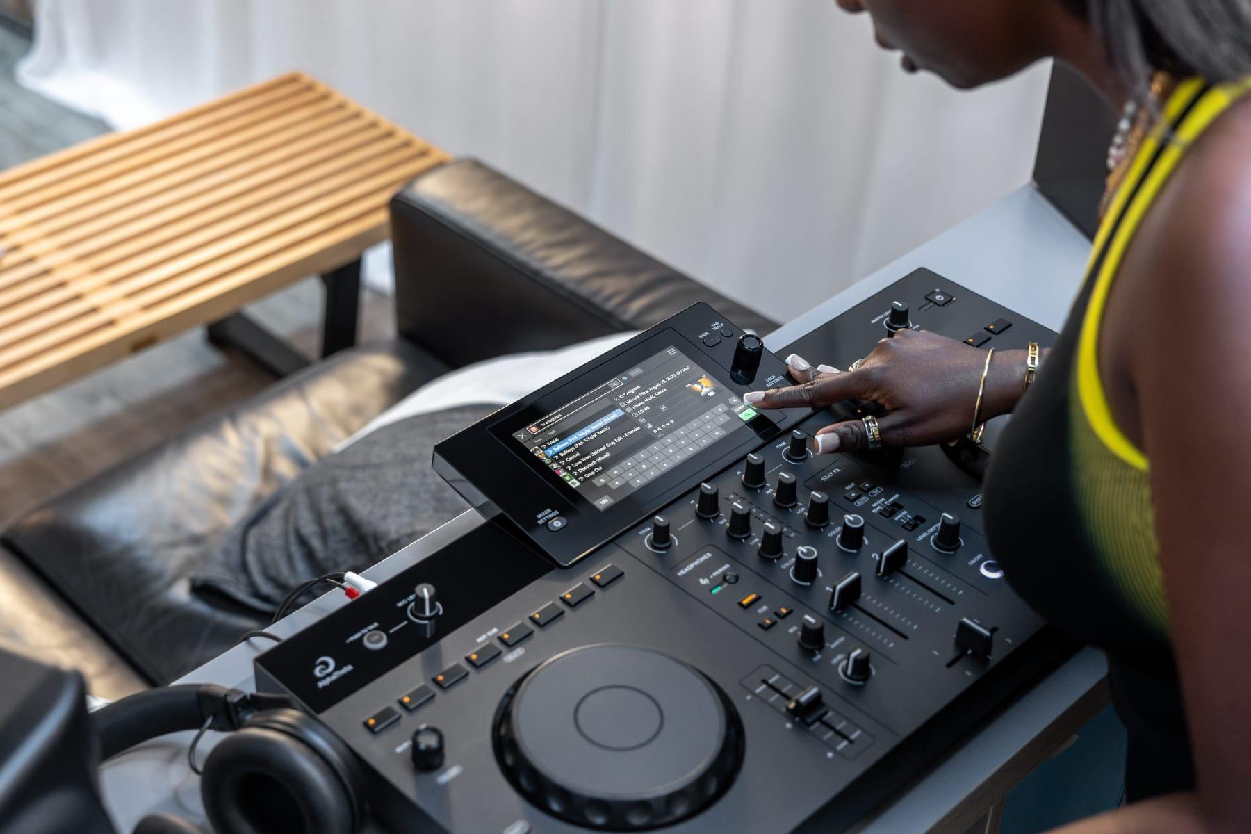 AlphaTheta XDJ-AN lifestyle image 3
