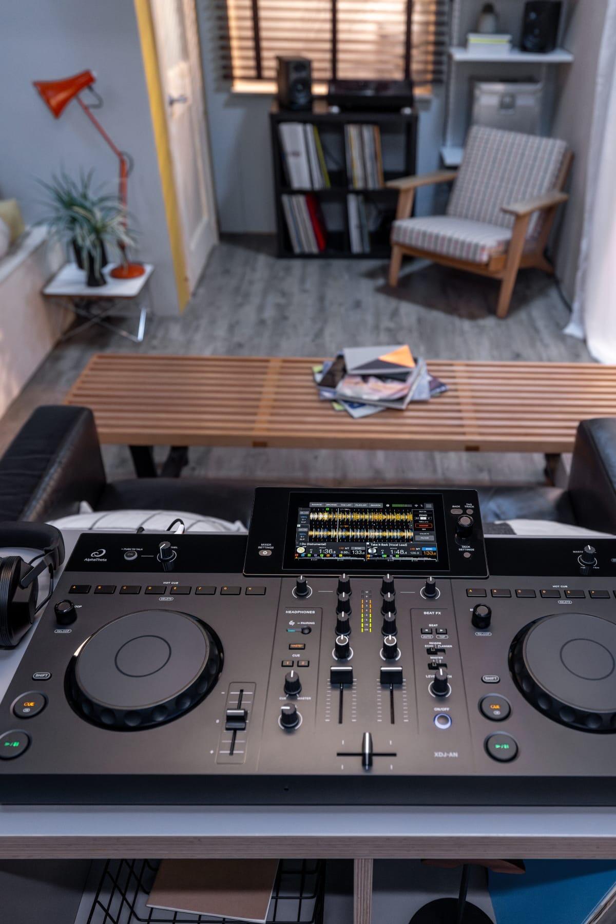AlphaTheta XDJ-AN lifestyle image 4