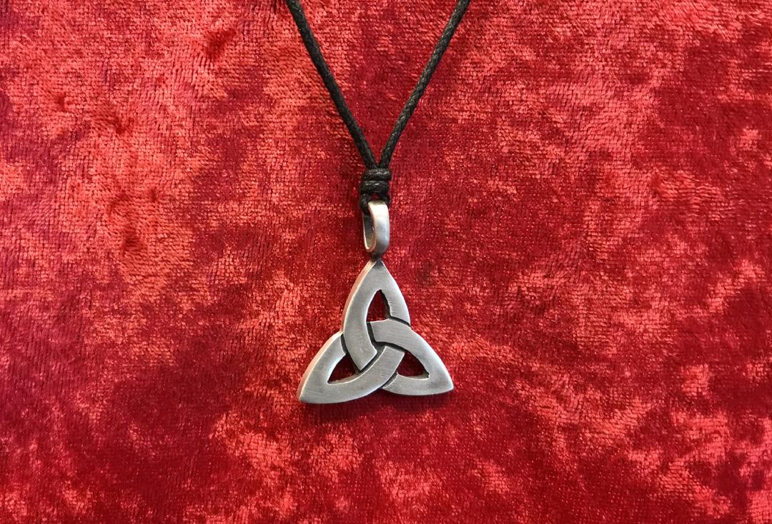 Details about   Celtic Knot Triangle Pewter Pendant Charm Necklace New Triquetra Trinity Irish 