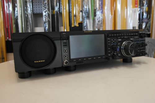 Yaesu FTDX101MP 200W HF 50MHz SDR transceiver front panel view