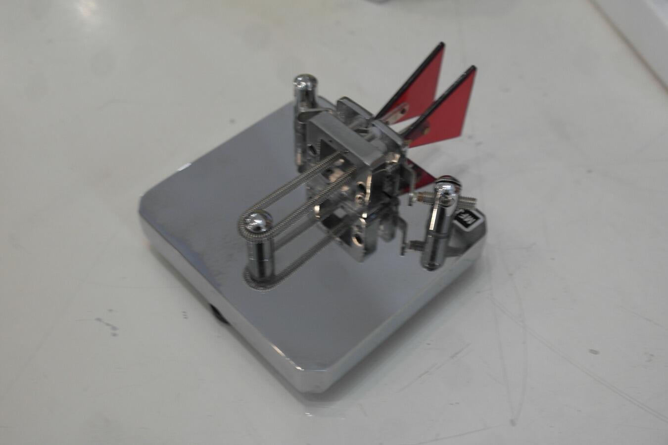 MFJ-564 adjustable CW paddle contact detail