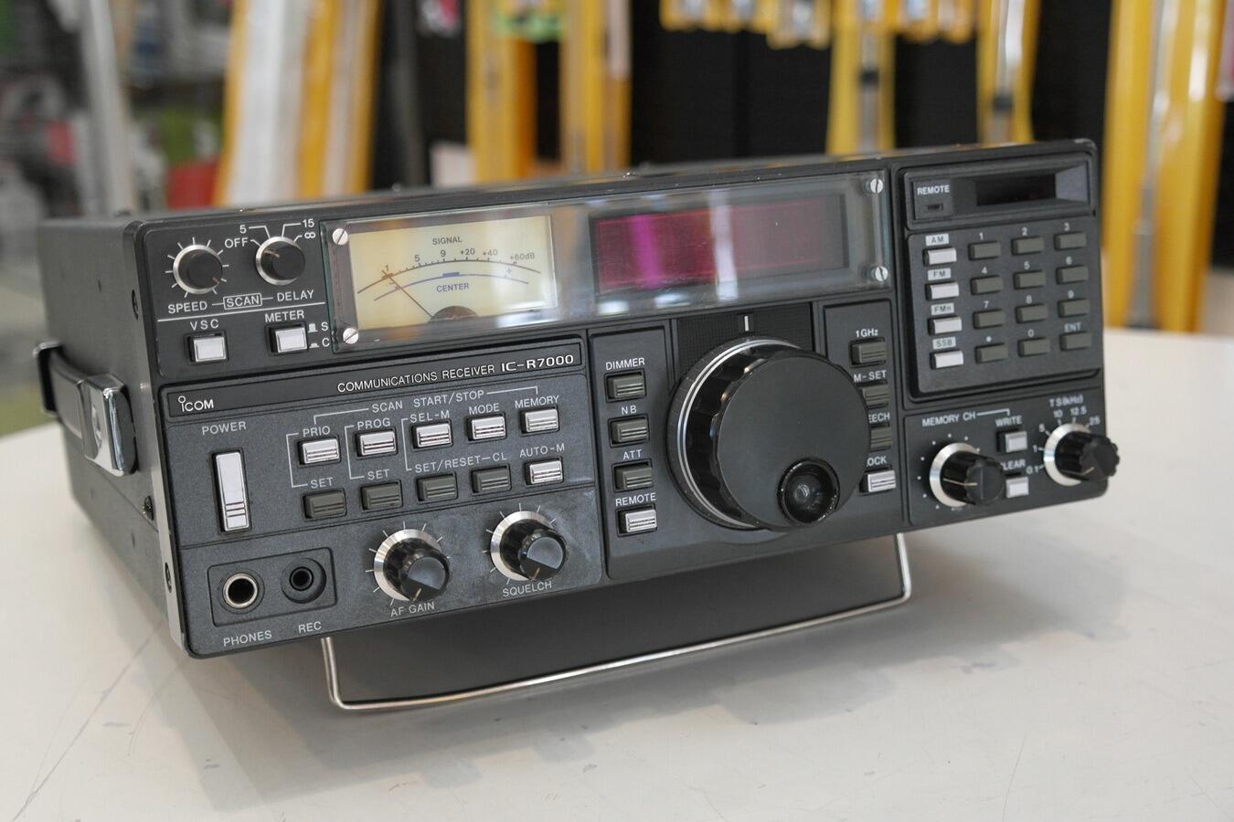 Icom IC-R7000 display and frequency controls close up
