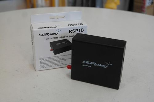 SDRplay RSP1B 14-bit software defined radio receiver front view