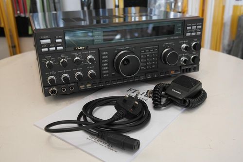 Yaesu FT-1000 200W HF transceiver front panel view