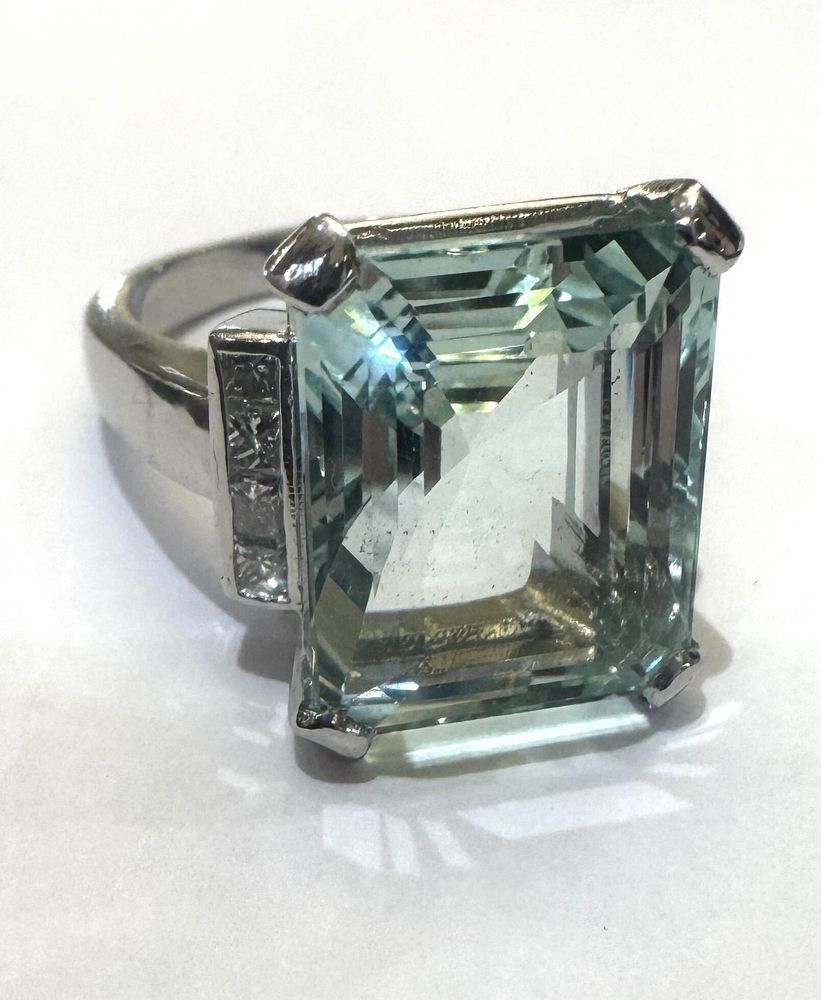 Platinum aquamarine ring 10.81ct