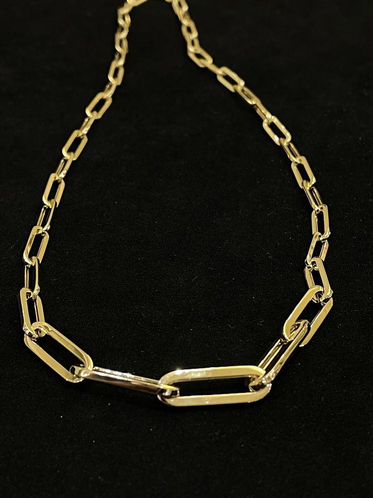 Modern gold necklaces