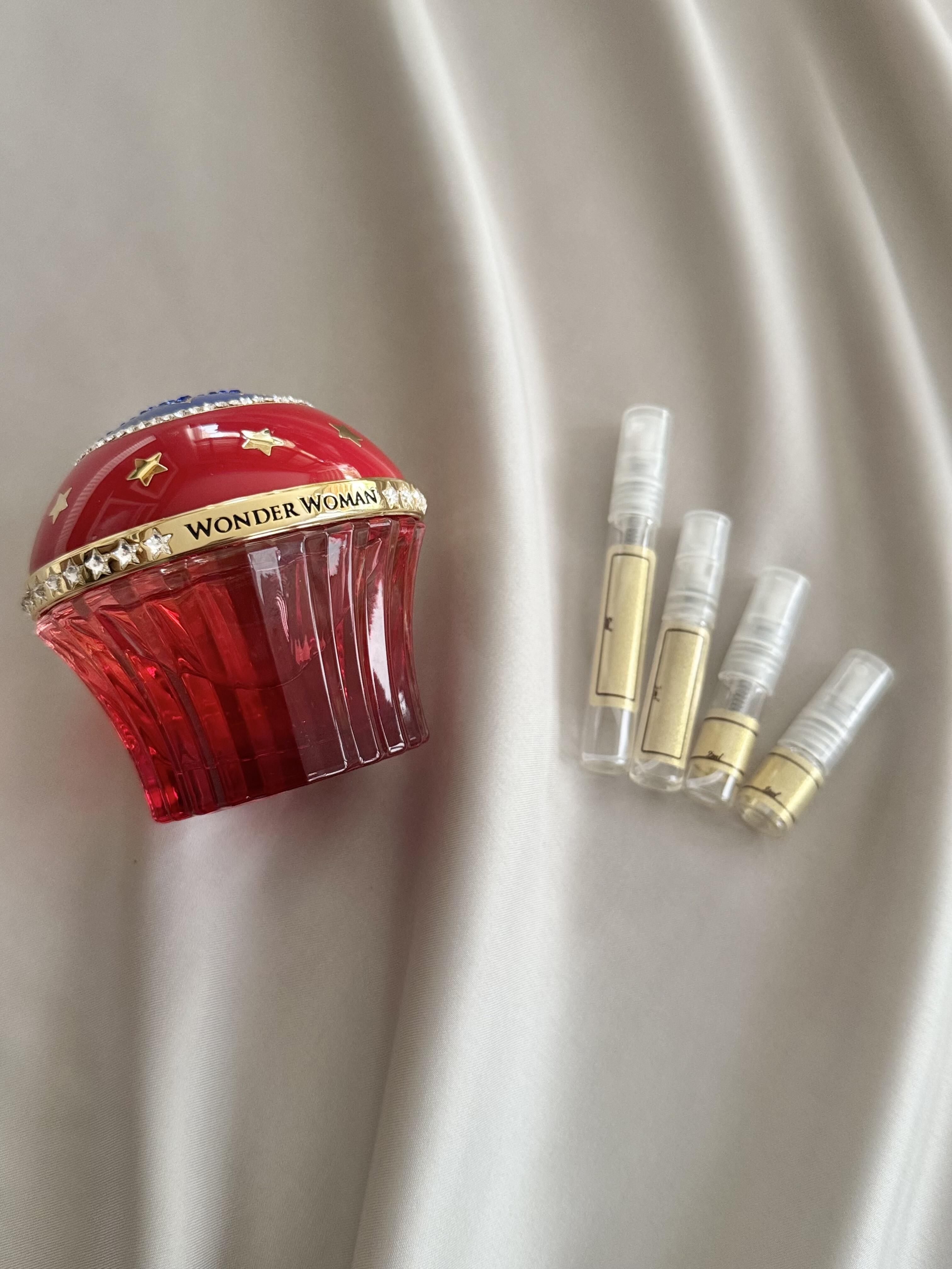 House of Sillage Wonder Woman with sample bottles