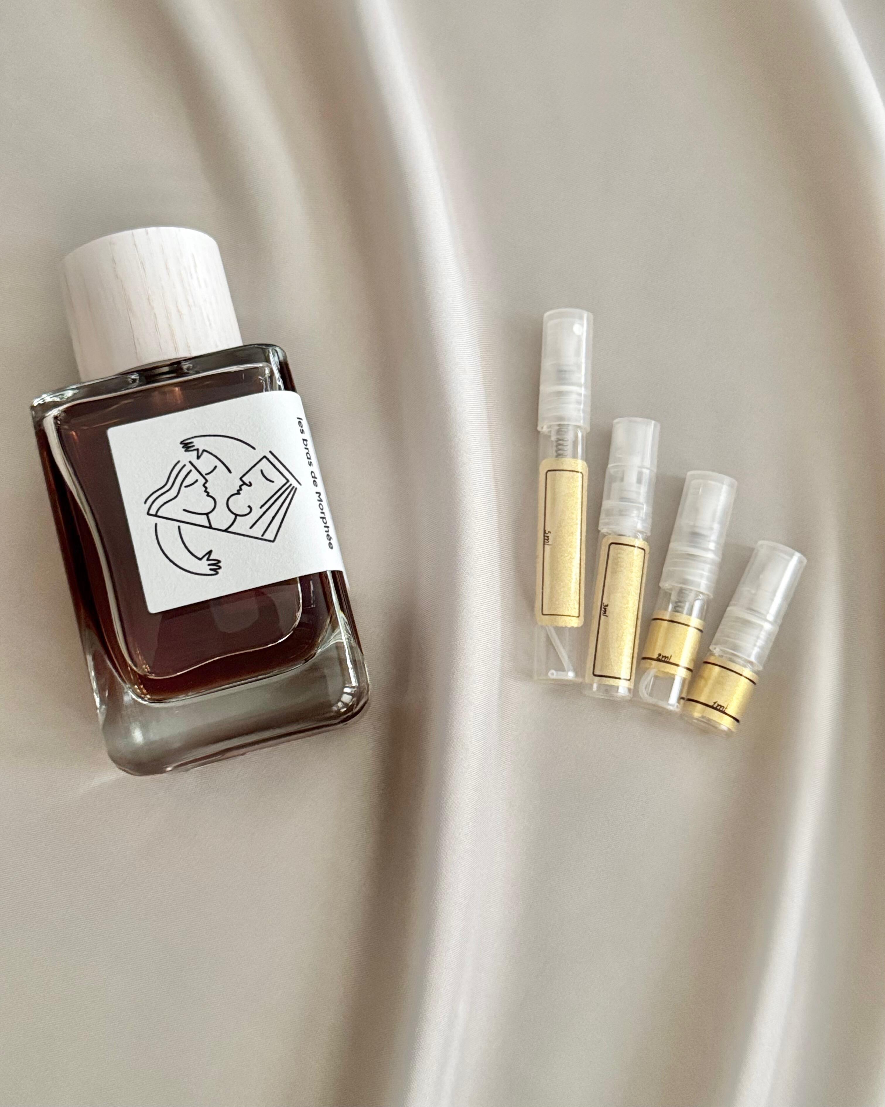 Hellenist Les Bras de Morphée with sample bottles