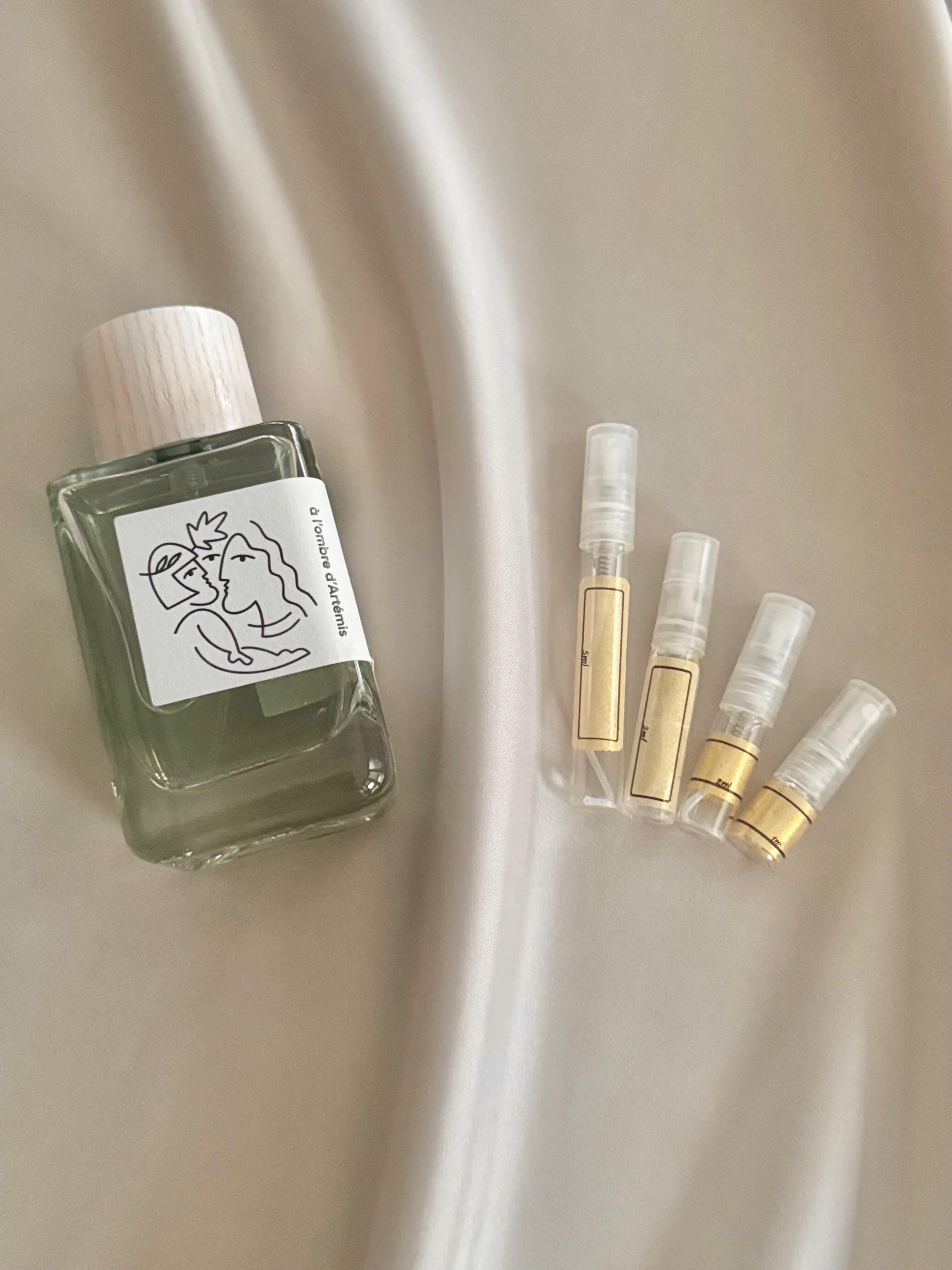 Hellenist À l'Ombre d'Artémis with sample bottles