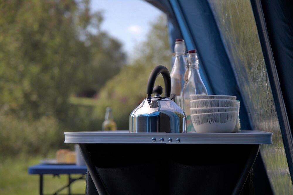 2L Stainless Steel kettle with folding handle - Lifestyle1