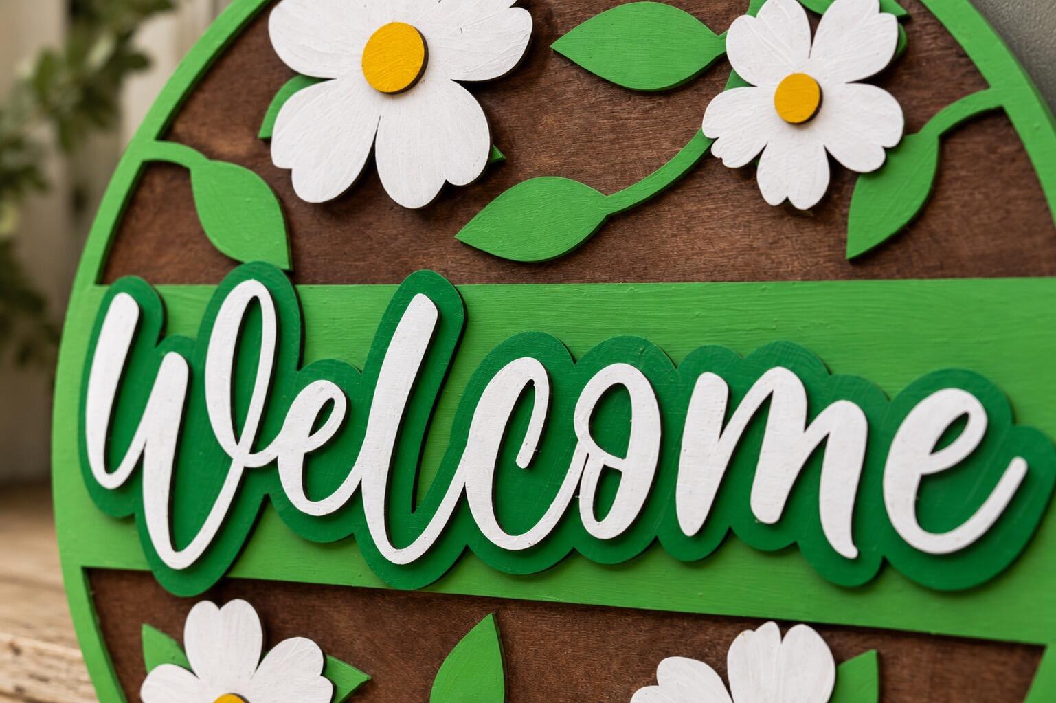 ROUND WELCOME DAISY WOODEN WALL SIGN