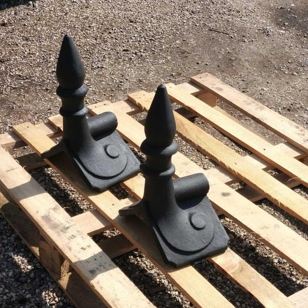 Small finials and architectural ridge tiles for roofs