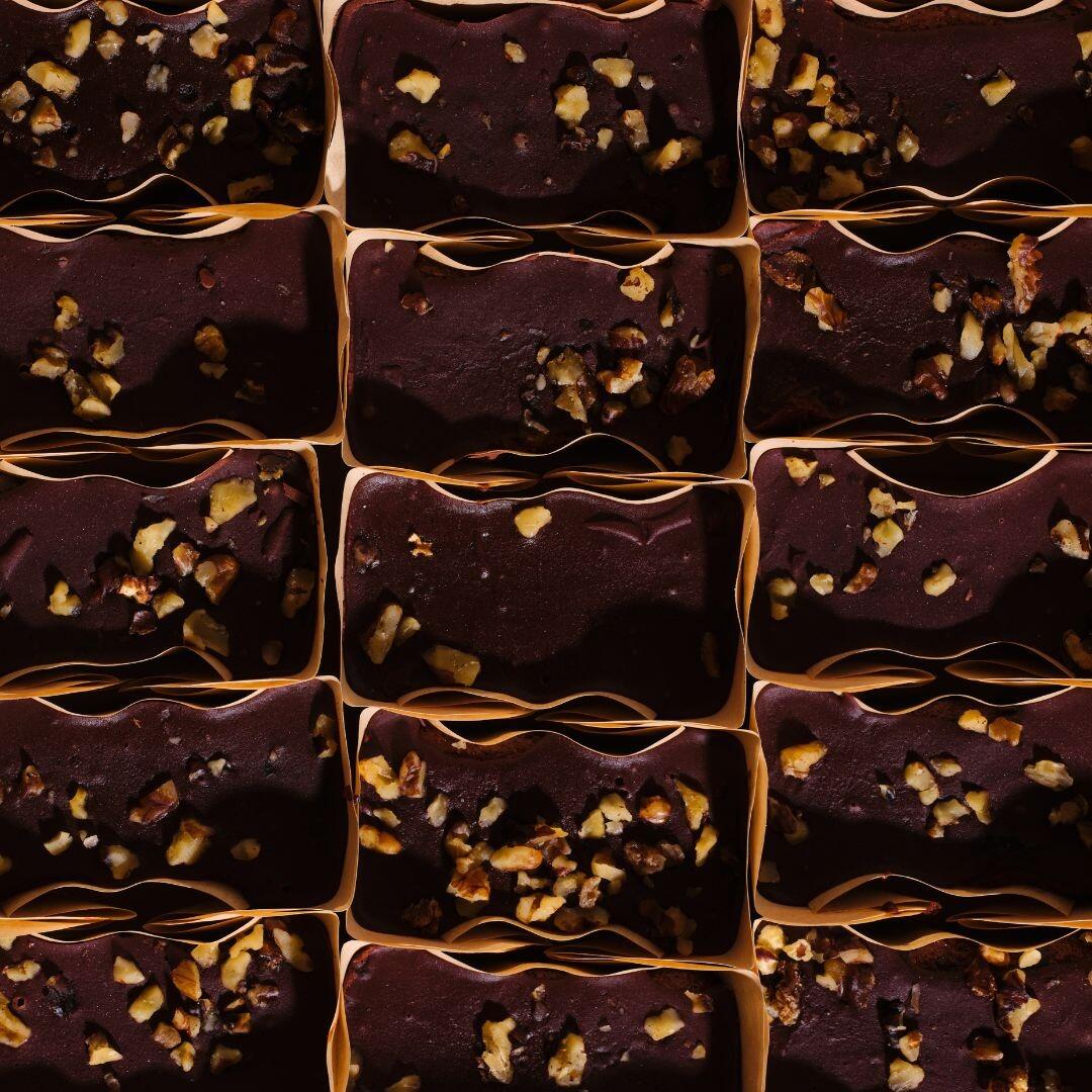 Banana Cake with Walnuts & Chocolate - Colli Box