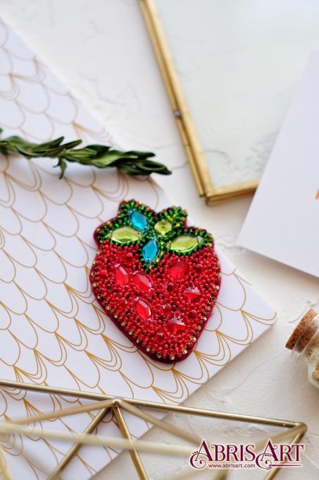 Strawberry Embroidery Brooch Kit