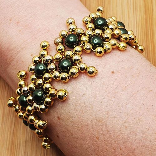 Yvonne Wire Bracelets forrest green bracelet making kit — DIY set with beads and instructions for creating handmade jewelry