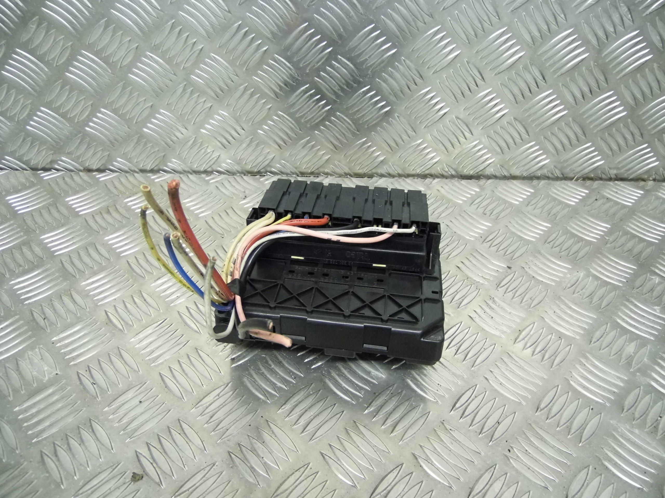 2004 Peugeot 206 Hatchback Under Bonnet Fuse Box Varied Angle 1