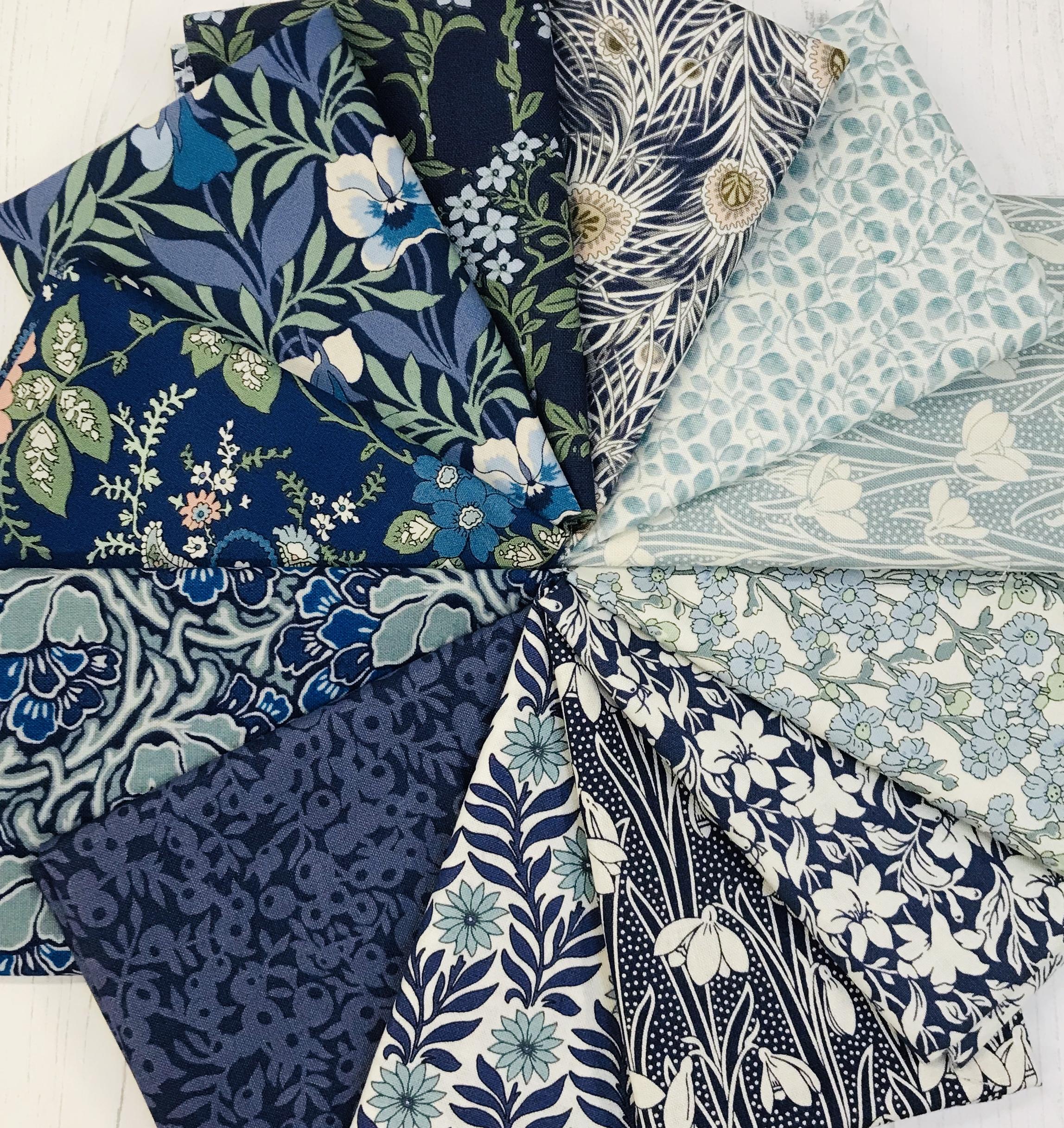 Tela De Algodón, Mini Flores Blancas Sobre Estampado Azul Oscuro