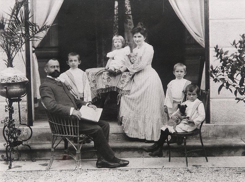 Hermann Krüll with his wife, daughter and sons who succeeded him at ACCA KAPPA