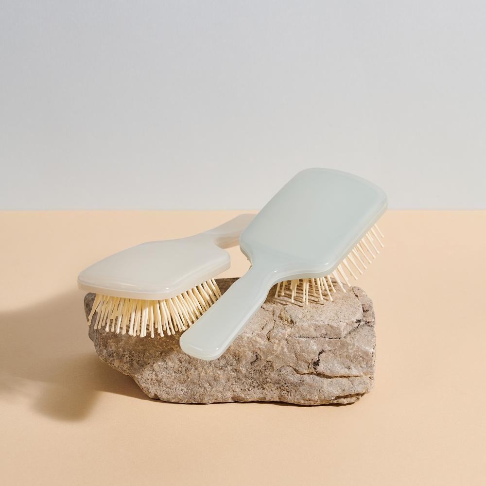 Pictured: The Eco-Sustainable EYE Collection by Acca Kappa, Ivory and Green Travel Paddle Brushes.