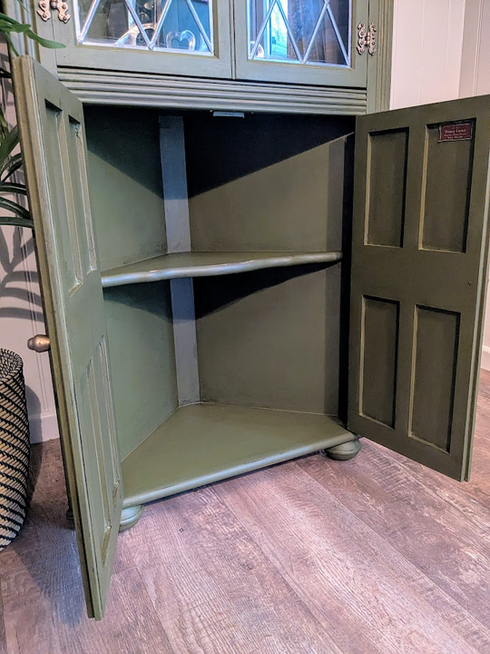 Corner cabinet in constance moss