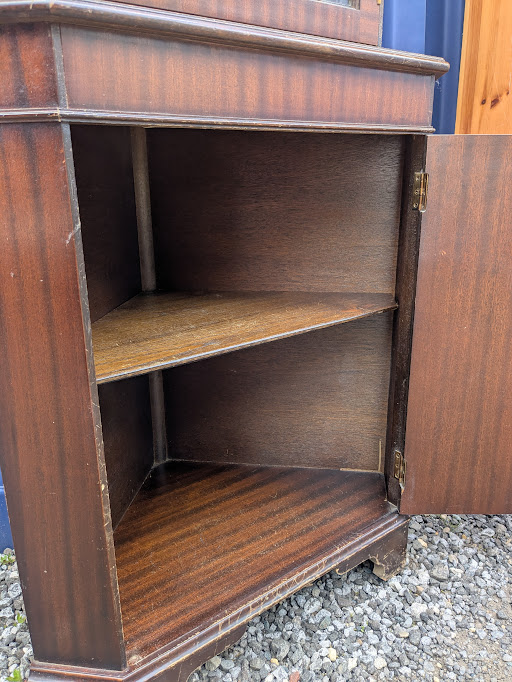 corner shelving cabinet