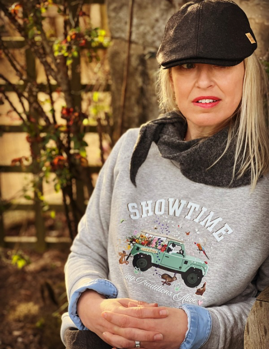Woman wearing charcoal Zac flat cap