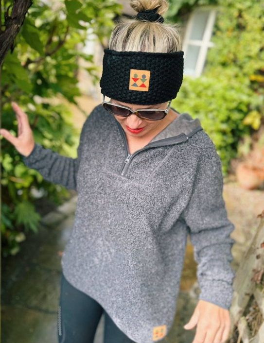 Woman wearing black Slopeside waffle headband