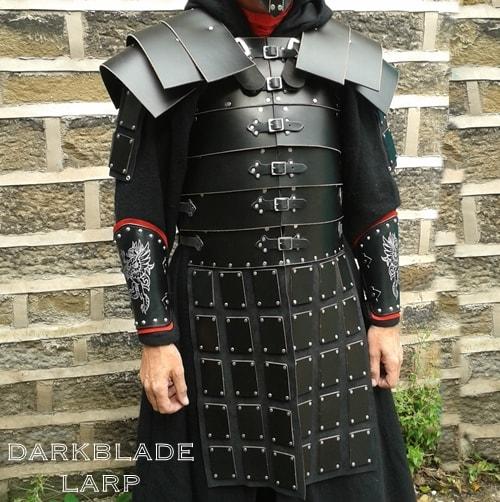 Heavy lether armour. The chest and shoulders are made of thick bands. The lower part is made of leather rectangles on a softer leather