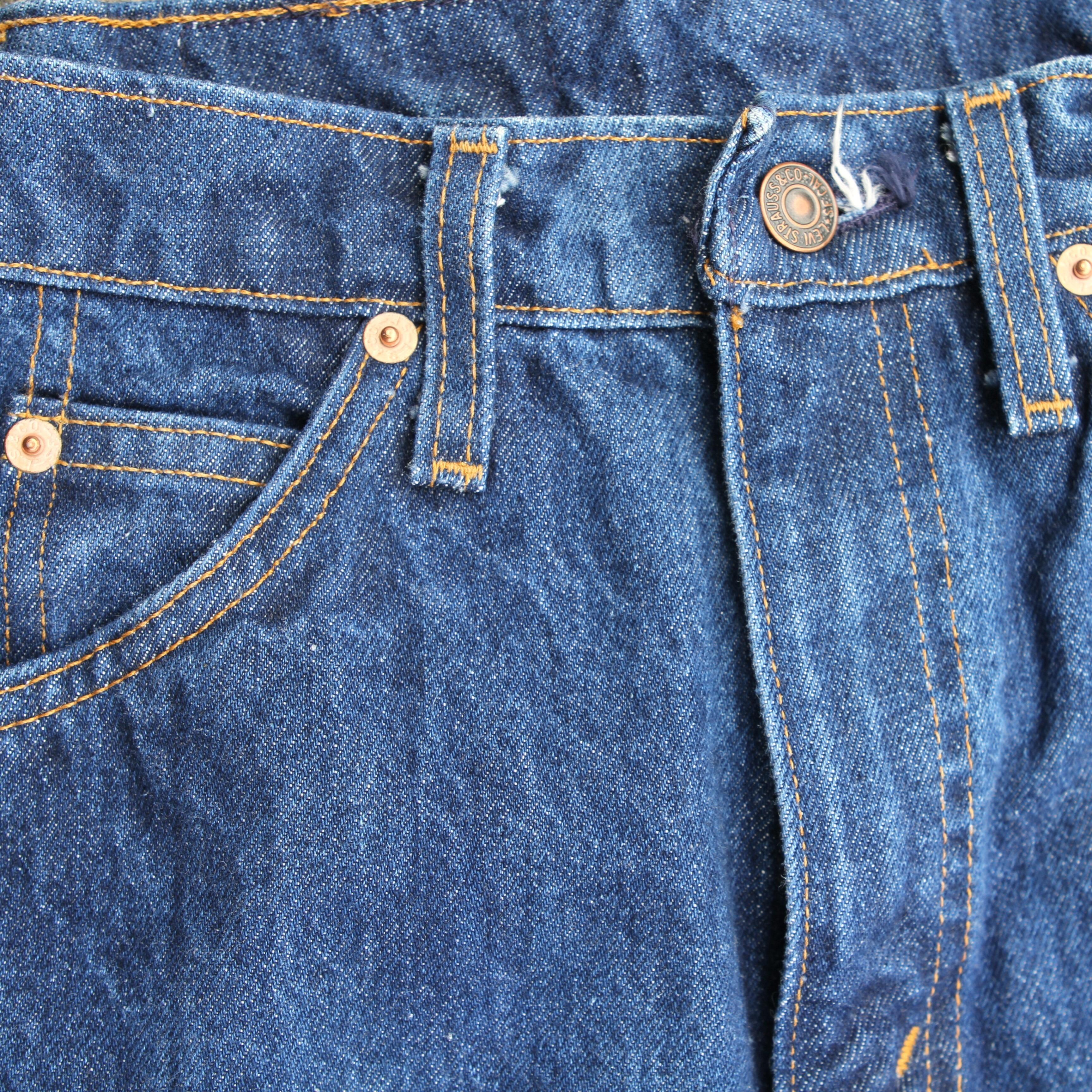 Classic Levi dark blue denim jeans- pocket detail
