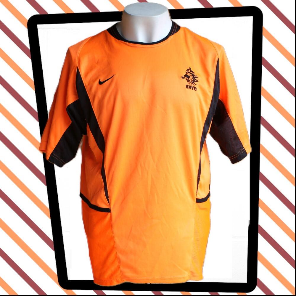 Fantastic Nike 2002-2004 Netherlands home football shirt featuring the KNVB crest