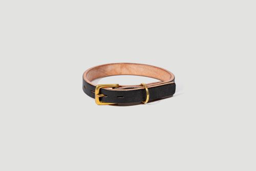 Front view of the bkd Collar in full grain oak bark tanned bridle leather. Black