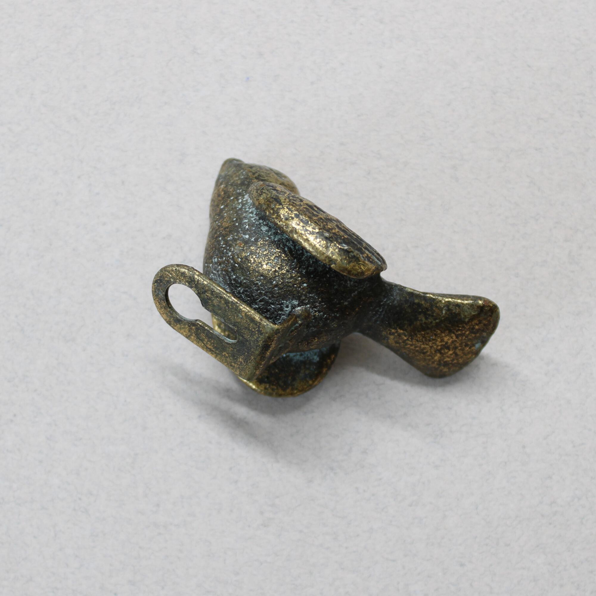 Gold bird wall hook with single-point keyhole hanger