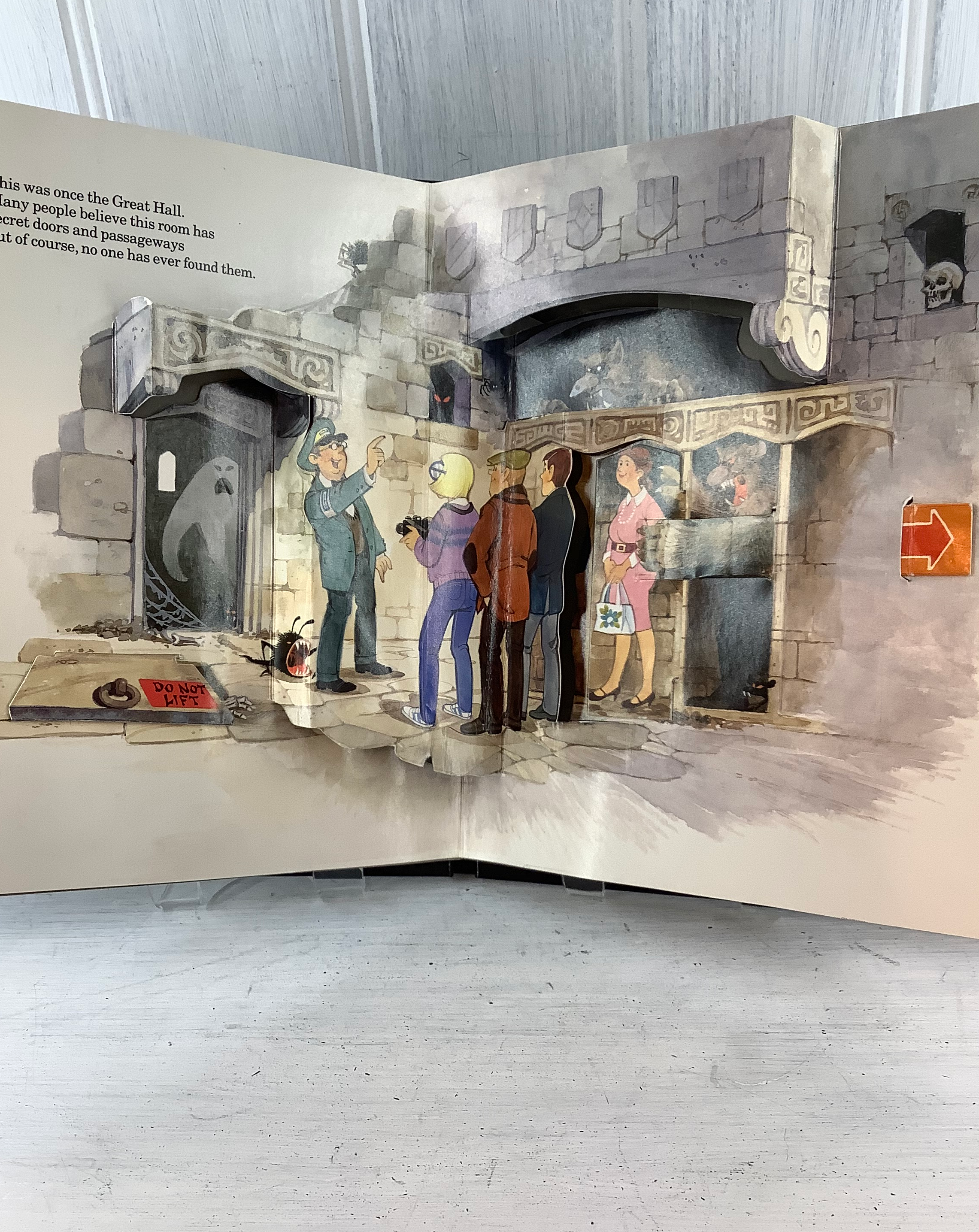 仕掛け絵本・英語版　THE GHOSTS OF CREEPY CASTLE The Ghosts Of Creepy Castle (1988) - Vintage Spooky Pop-Up