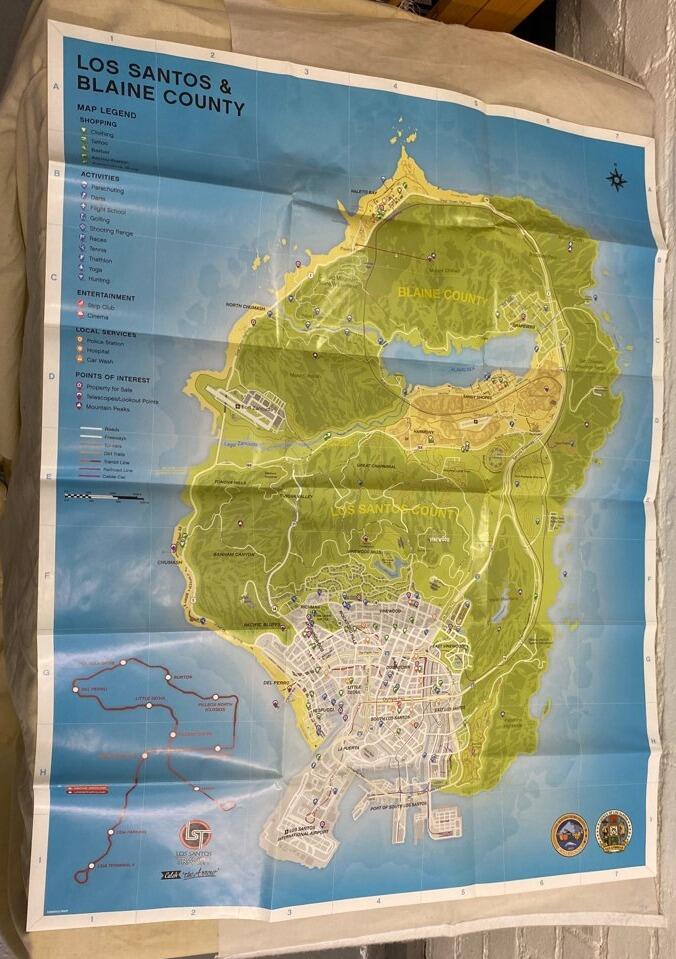Grand Theft Auto V with Map (Microsoft Xbox 360) – Complete