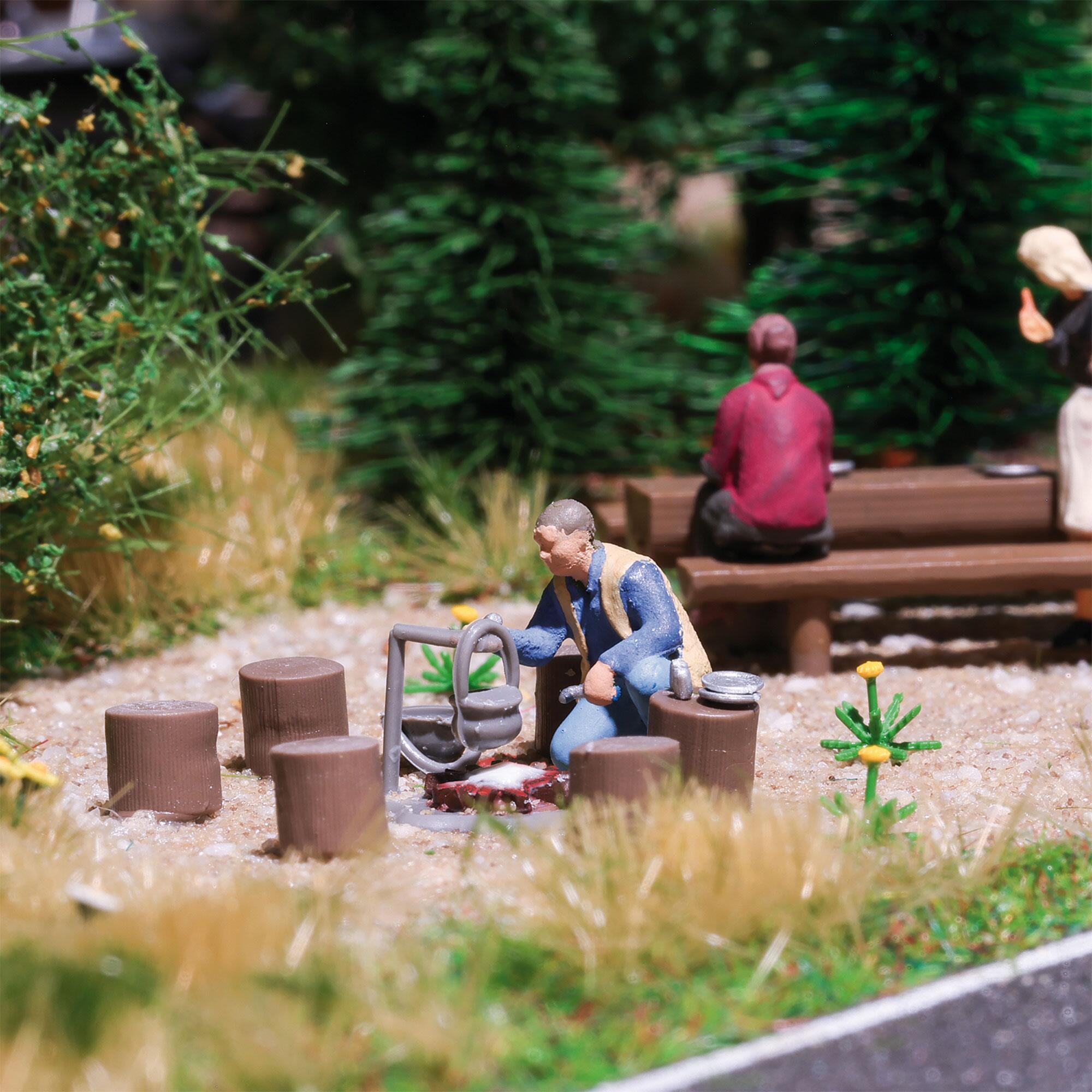 Busch 5433 Small campfire with figure