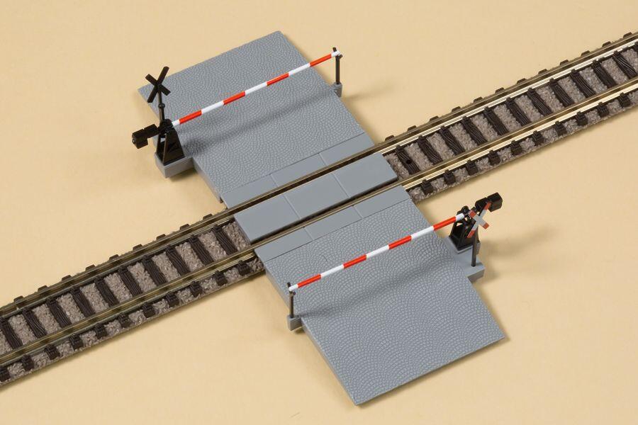 Auhagen 44637 N Single track level crossing and barrier.