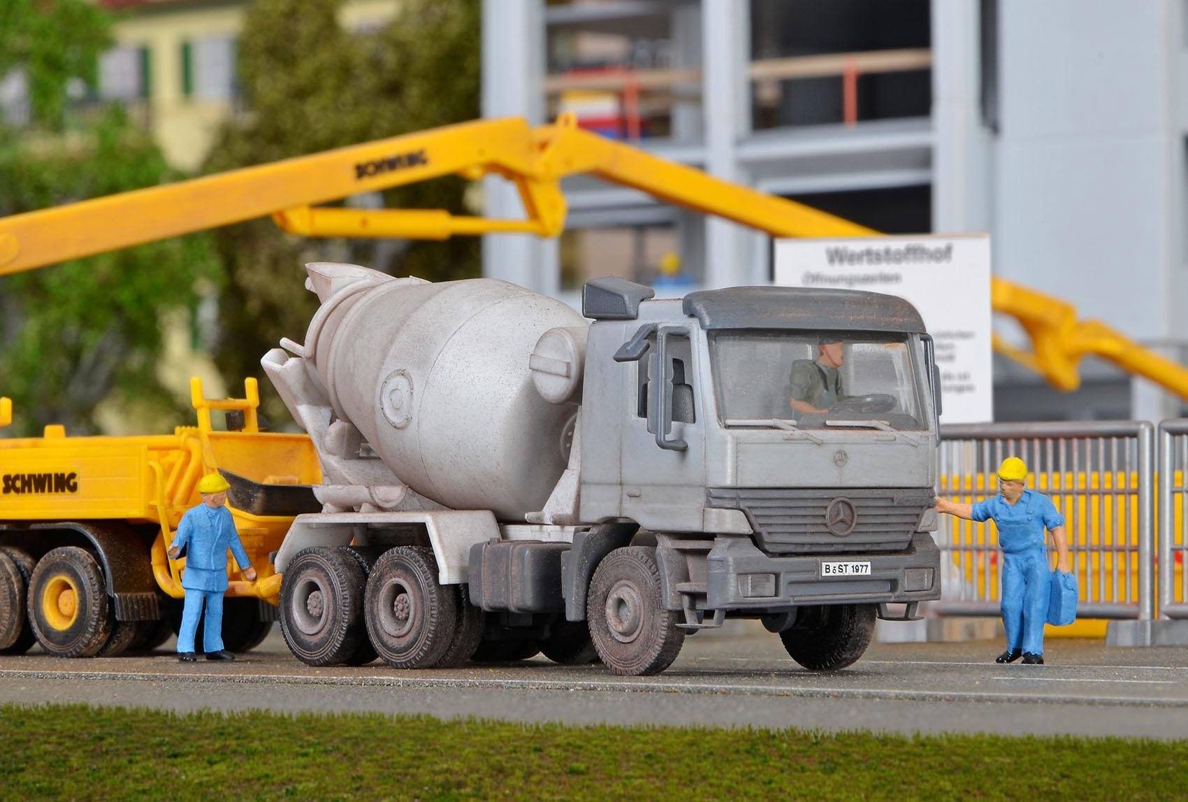 thumbnail image 2 of Berko B504 3 Aspect Round Head Signal Kit – OO Gauge – Unassembled – UK Made 2 of 5