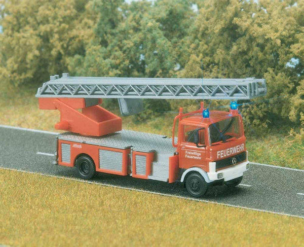 Busch 5608 Fire Engine with Ladder and working lights
