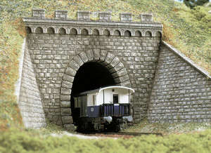 Busch 7022 Single track tunnel portals with embankment walls