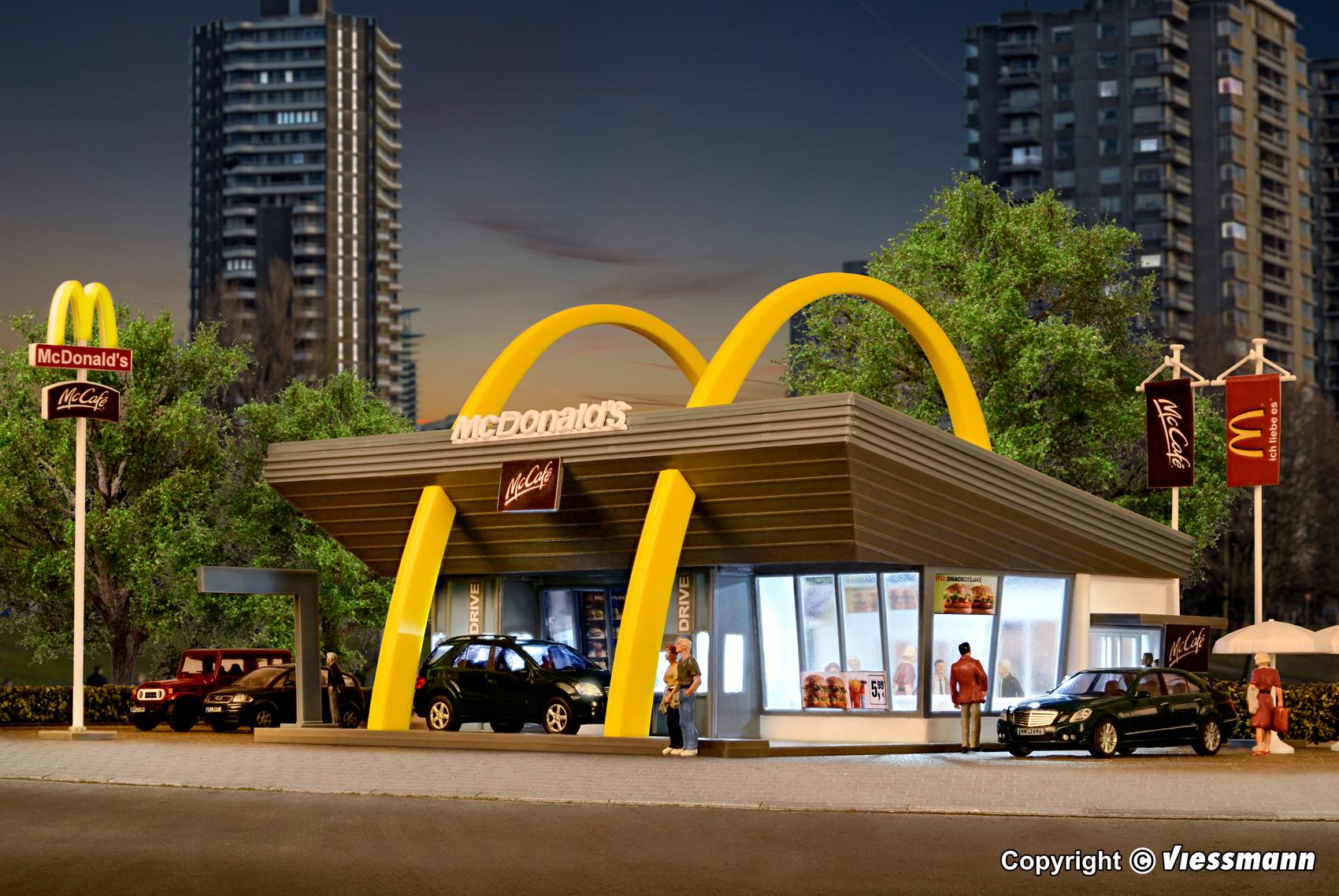 Vollmer 43634 McDonald's fast food restaurant with McDrive