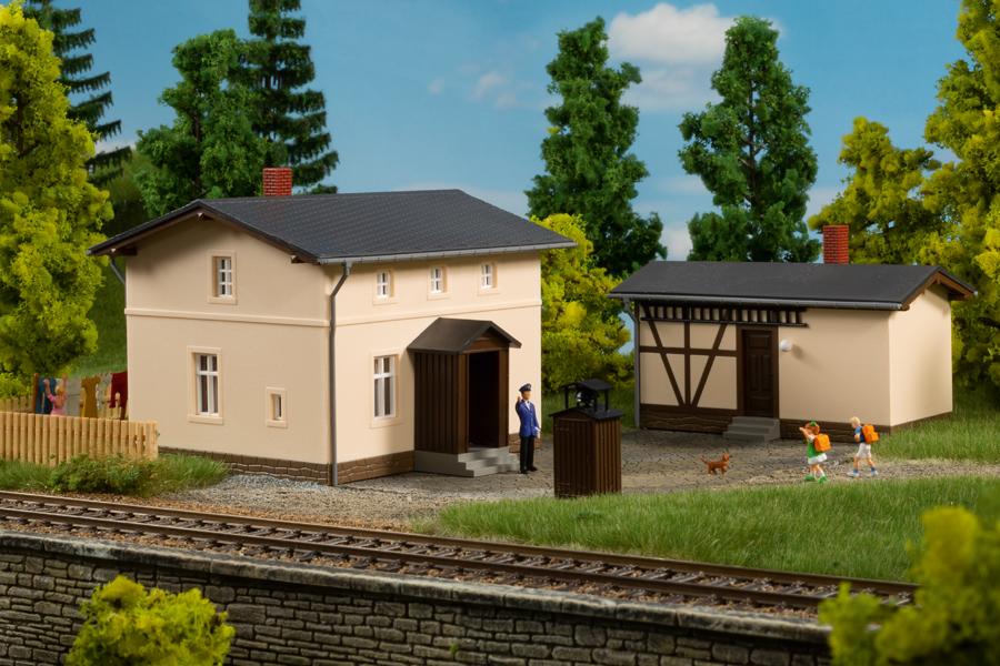 Auhagen 13347 Railway keepers house with side building
